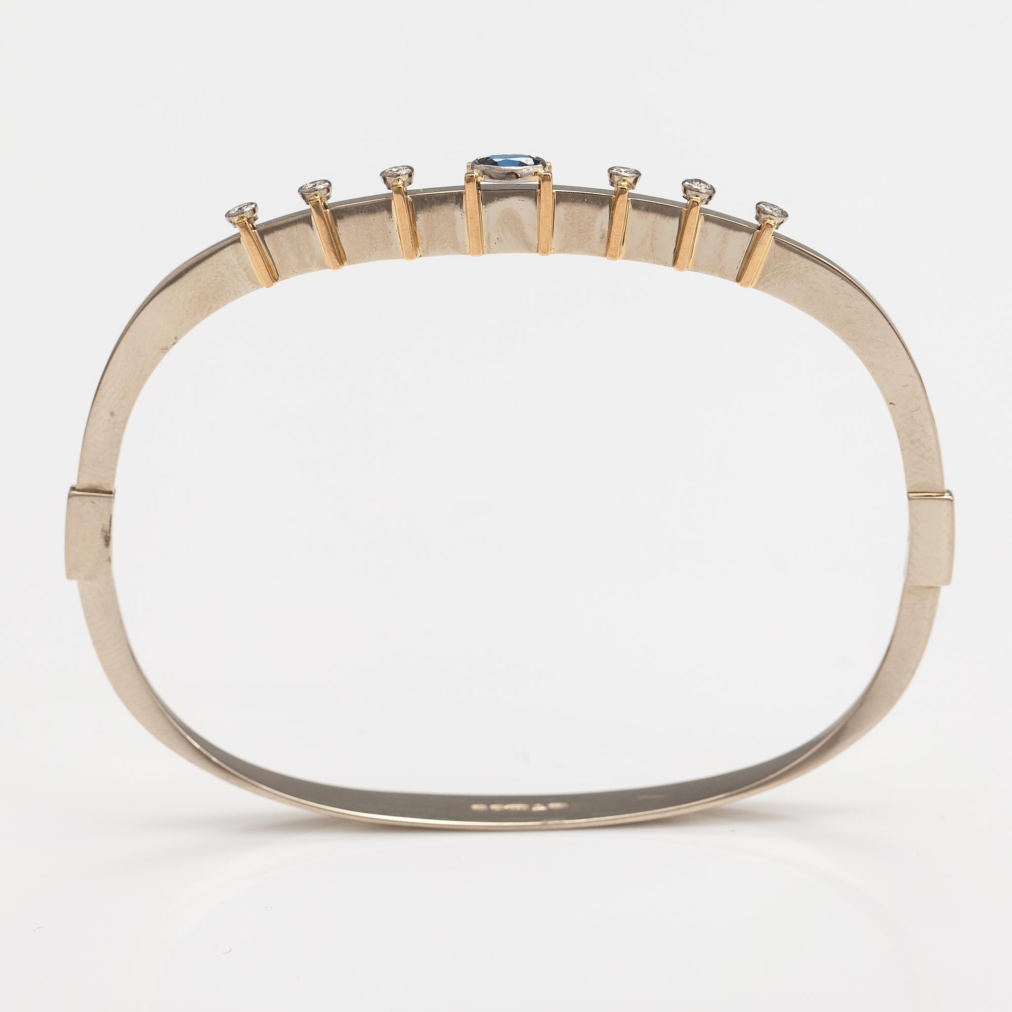 Elis Kauppi, An 18K white and yellow gold bracelet with a sapphire and diamonds. Kupittaan kulta, Turku 1982.