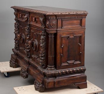 SKÄNK / CREDENZA, valnöt, renässans, Italien 1700-tal möjligen äldre.