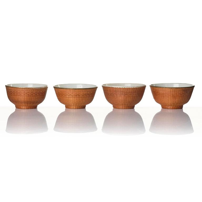 Skålar, 11 stycken porslin och korgflätning, omkring 1900.