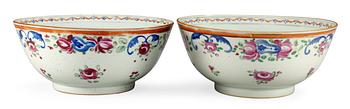 A pair of famille rose bowles, Qing dynasty 19th cent.