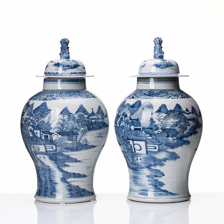 Urnor med lock, två stycken snarlika, porslin. Kina, Qingdynastin, Qianlong (1736-95).