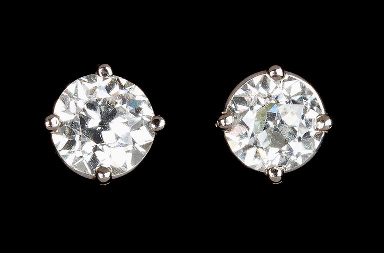 A pair of diamond ear studs, 1.41 ct / 1.20 cts.