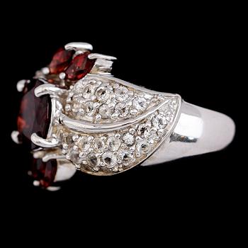 RING, sterlingsilver, granat och topaser. Vikt ca 8,3 g.
