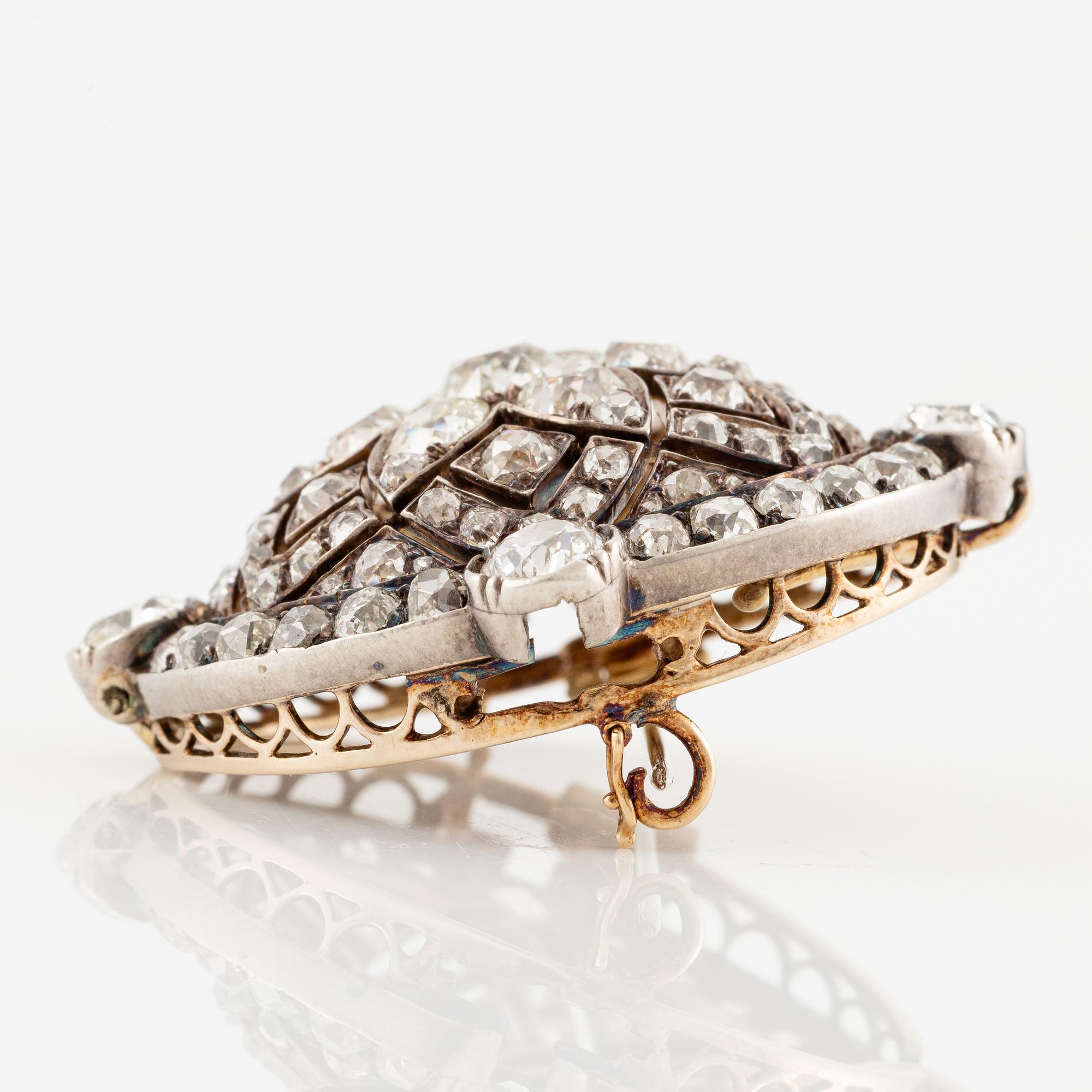 A brooch/pendant in gold with old-cut diamonds.