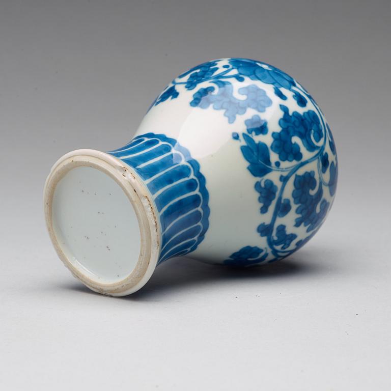 A blue and white vase, Qing dynasty, Kangxi (1662-1722).