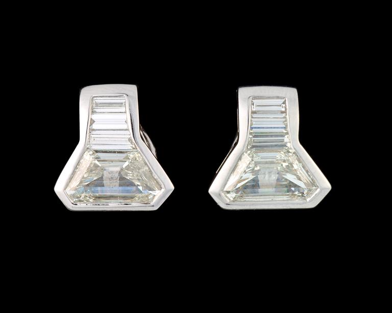 A pair of trapez cut diamond earrings, tot. app. 5 cts.