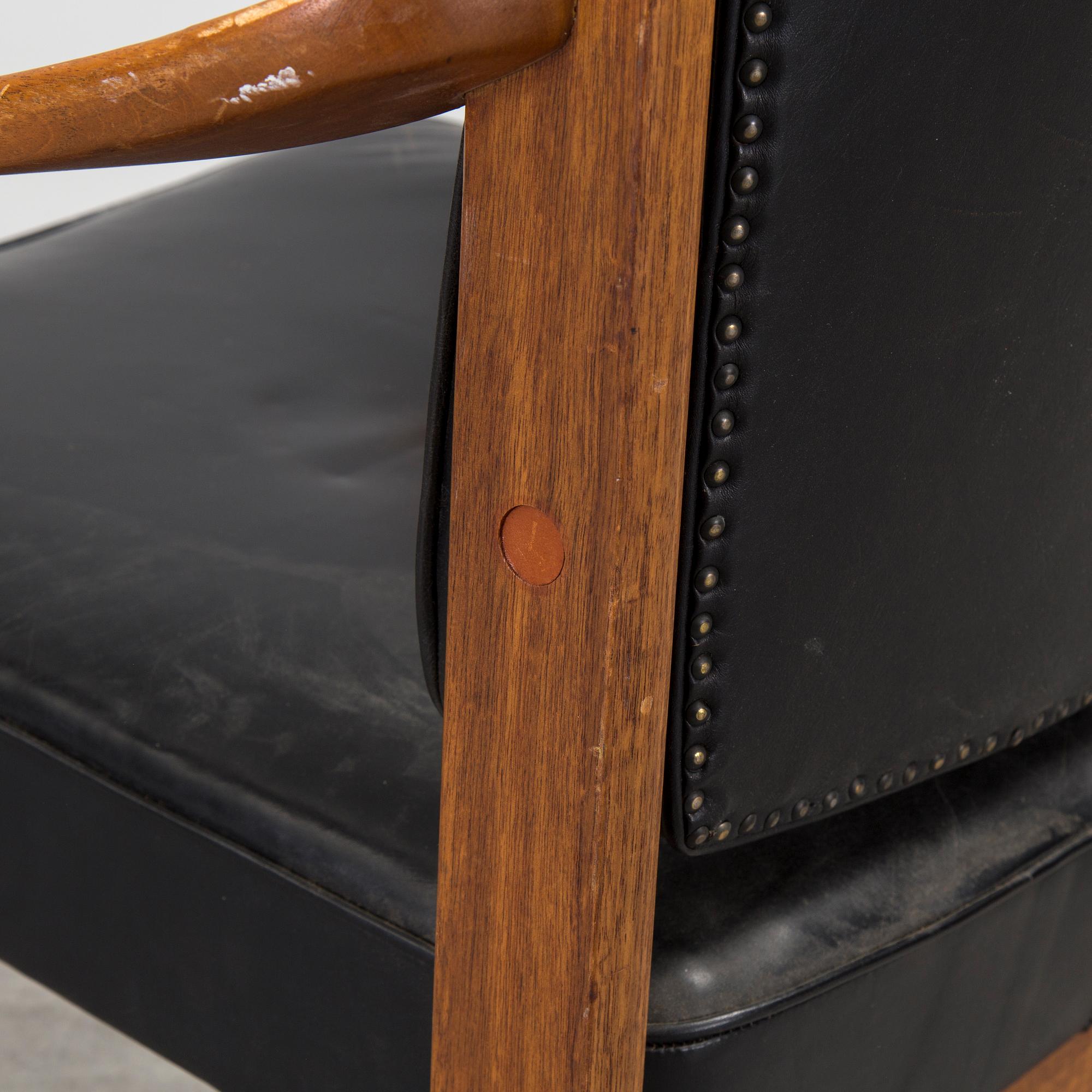 SVEN KAI-LARSEN, karmstol, etikettmärkt Sadelmakarmästarna samt brickmärkt Nordiska Kompaniet.