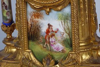 BORDSPENDYL, mässing, porslin, Ny Louis XVI, sekelskiftet 1800/1900.