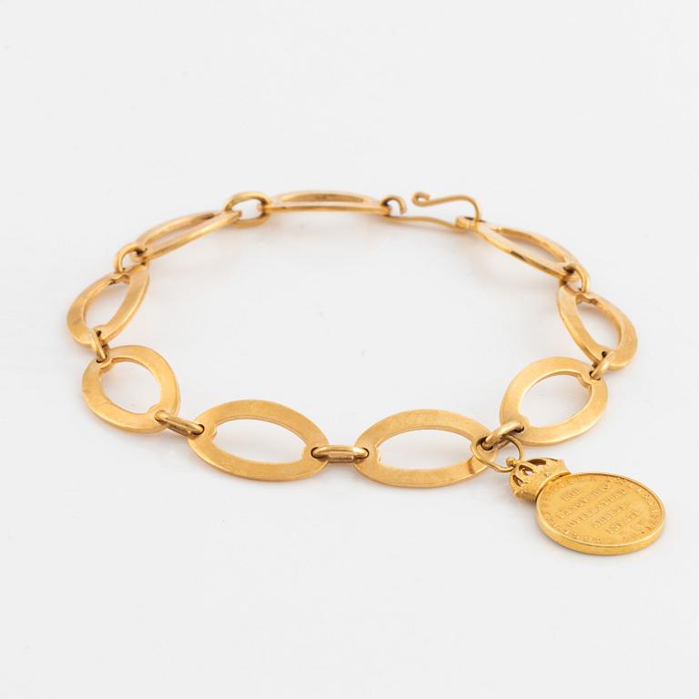 18K gold bracelet, with charm medal.