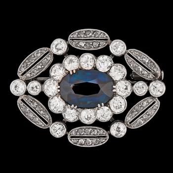 1151. BROSCH, fasettslipad blå safir med olikslipade diamanter, 1930-tal.