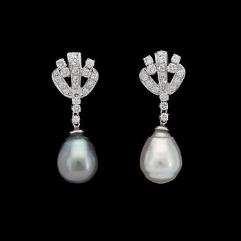 1068. A pair of cultured South sea and Tahiti pearls and diamond earrings, tot. 1.40 cts.