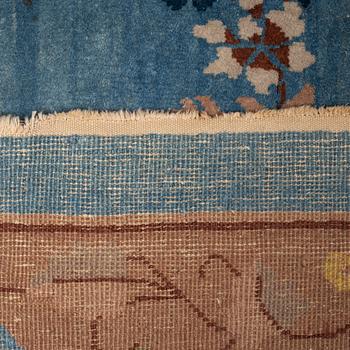 A carpet, a semi-antique China, ca 329,5-332 x 241,5 cm (as well as 1-1,5 cm flat weave at the ends).