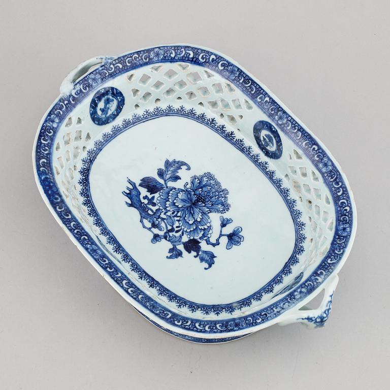 Gallerkorg, porslin. Qingdynastin, Qianlong (1736-95).