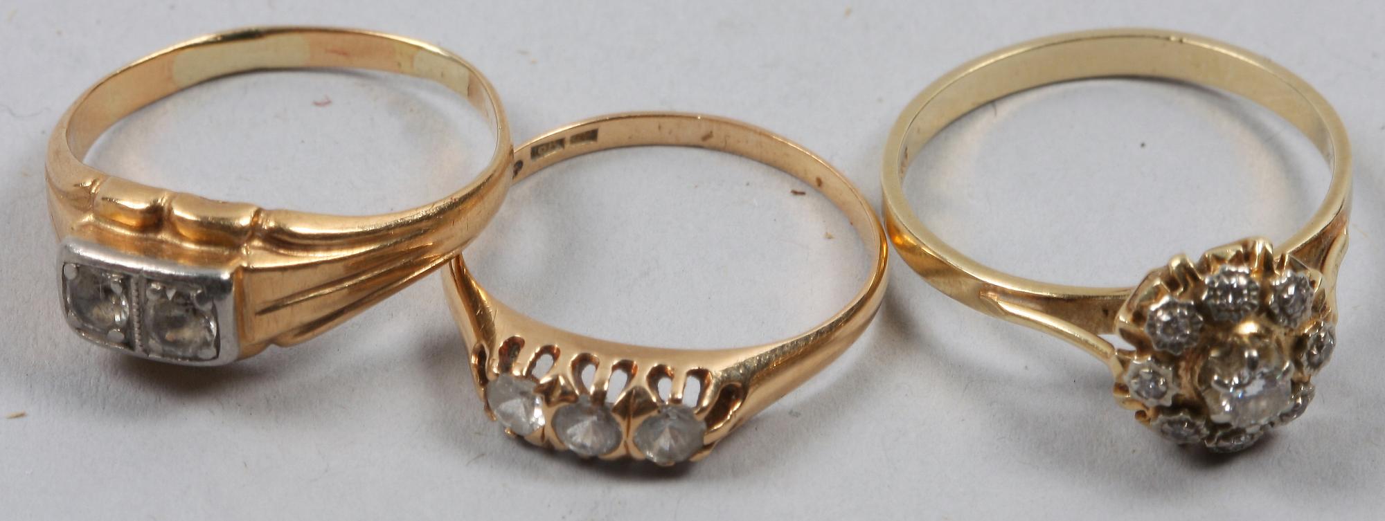 RINGAR, 3 st, guld. Briljanter resp strass.