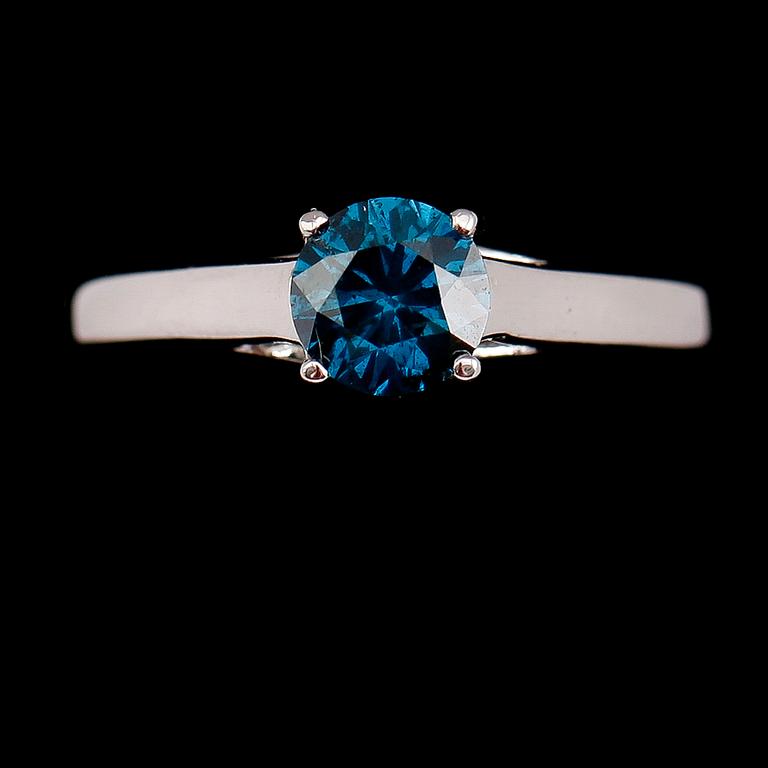 RING, 14 k vitguld, solitär blå briljantslipad diamant ca 0.92 ct.