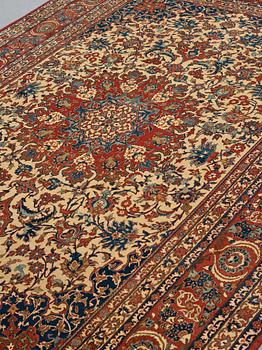 A CARPET, a semi-antique Esfahan, ca 334 x 237,5 cm.