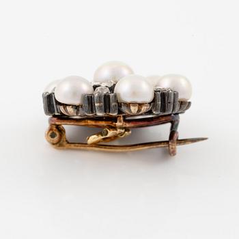A brooch in 18K gold and silver with pearls and rose-cut diamonds.