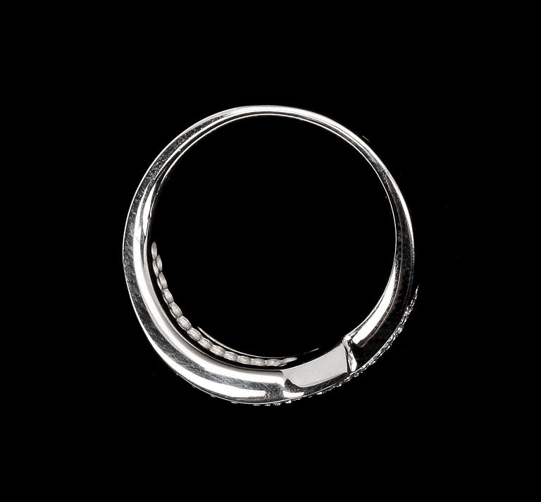 RING, 18k vitguld med briljantslipade diamanter, tot 0.65 ct enl gravyr.