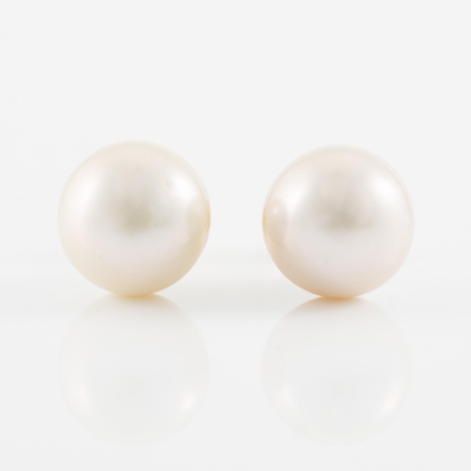 Earrings 18K gold with cultured freshwater pearls.