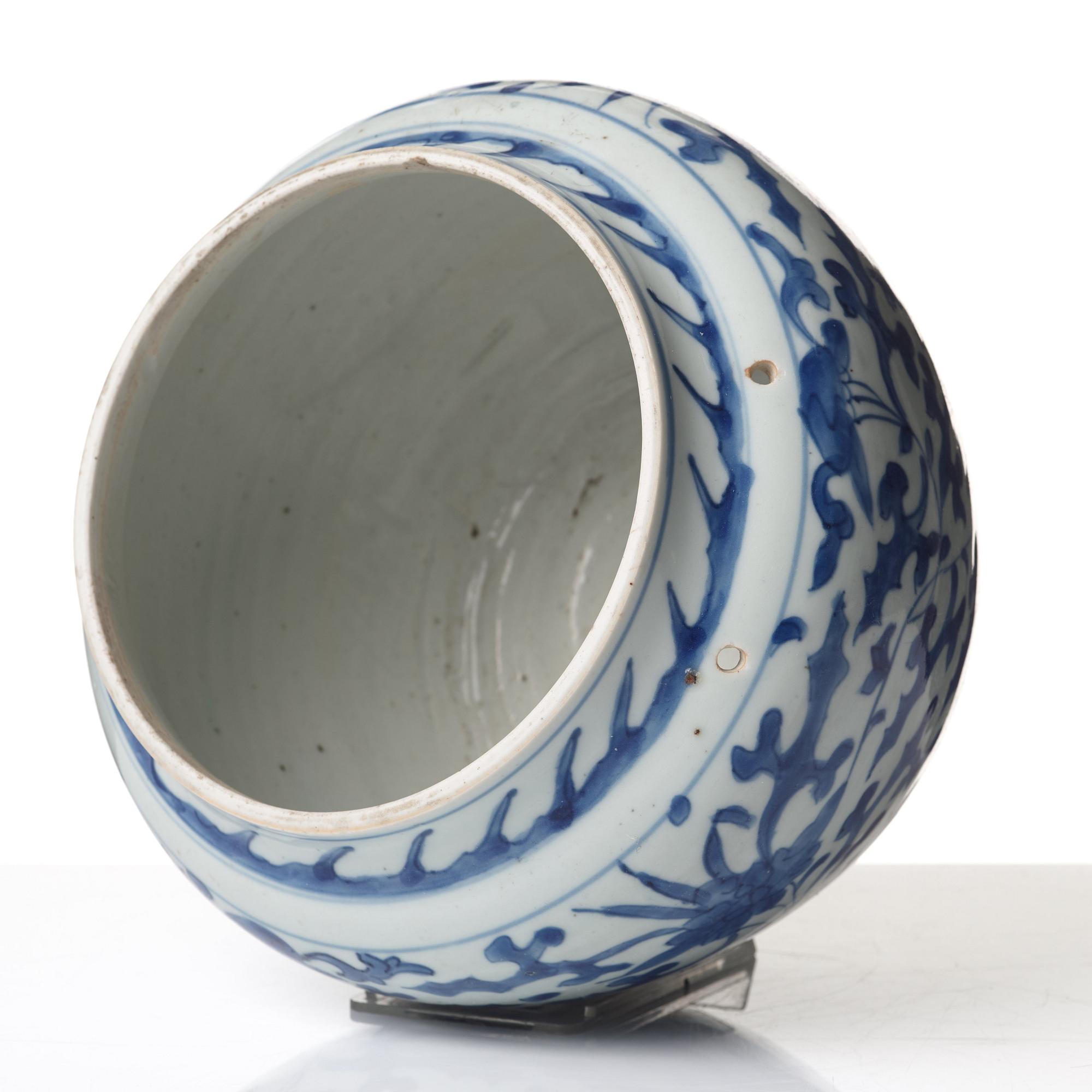 KRUKA, porslin. Qingdynastin, Kangxi (1662-1722).