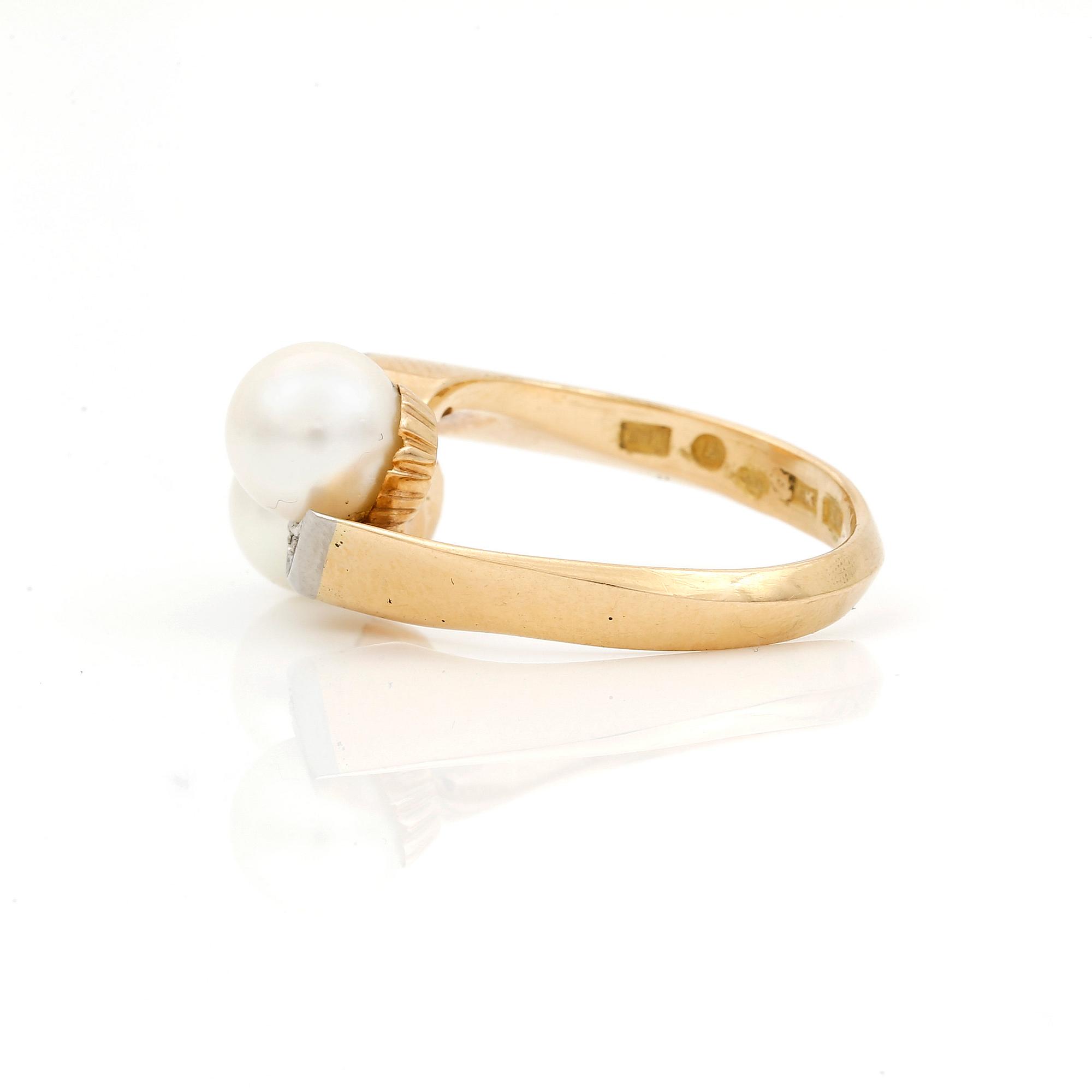 RING samt ÖRHÄNGEN, ett par, troligen odlade pärlor och små diamanter, Stockholm, 1900-talets mitt. 18K guld.