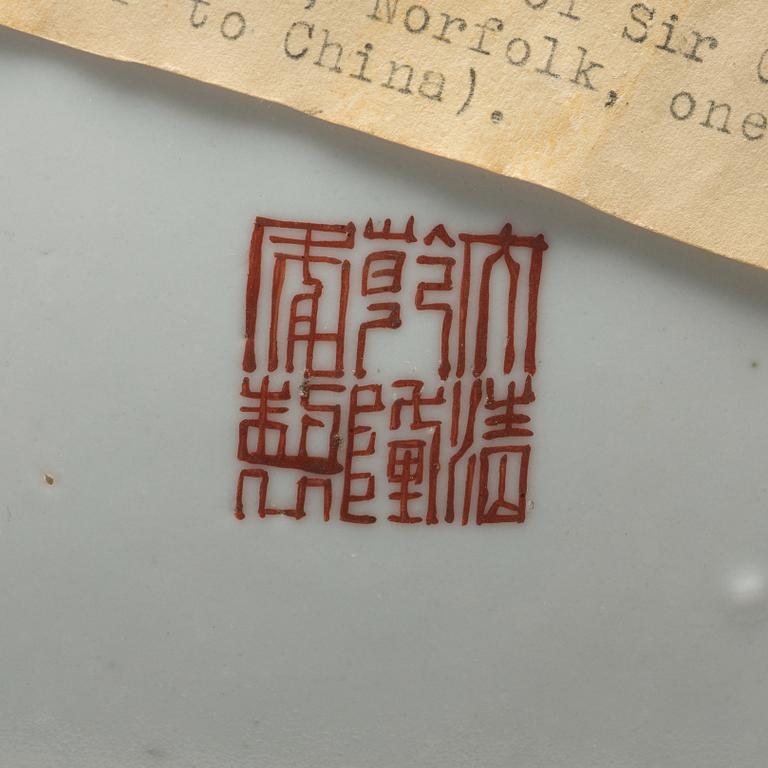 SKÅLFAT, tre stycken, porslin. Sen Qingdynasti, med Qianlongs märke.