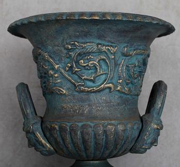 TRÄDGÅRDSURNOR, 1 par, gjutjärn, modern tillverkning.