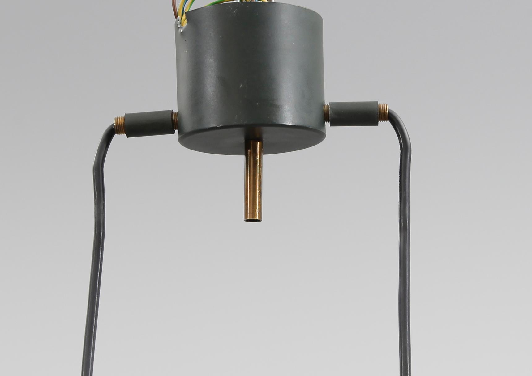 TAKLAMPA, sannolikt Erik Höglund, 1900-talets andra hälft. Längd 48 cm.