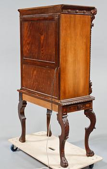 BARSKÅP, barockstil, 1900-talets andra hälft.