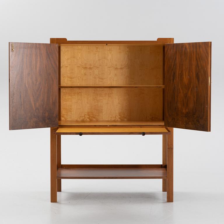 Josef Frank, skåp, modell 2135, Firma Svenskt Tenn, enligt uppgift 1980-tal, specialbeställd variant i valnöt.