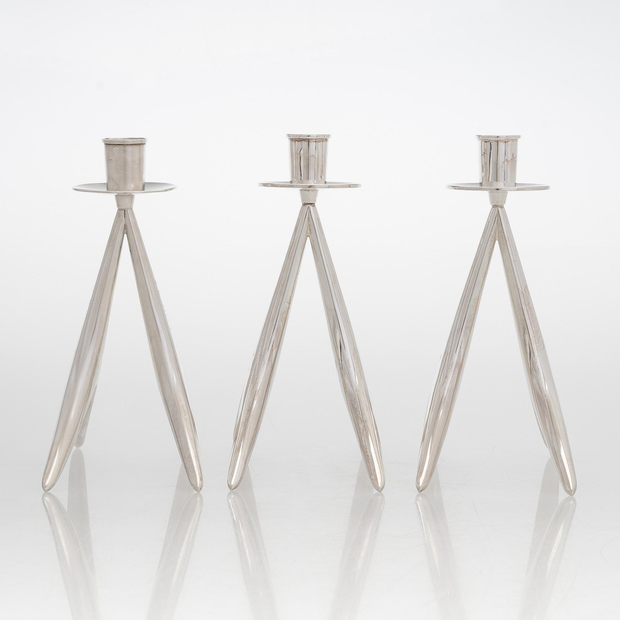 Anna-Greta Eker, Kynttilänjalkoja, 3 kpl, hopeaa, Auran Kultaseppä oy, Turku 1958 ja 1961.