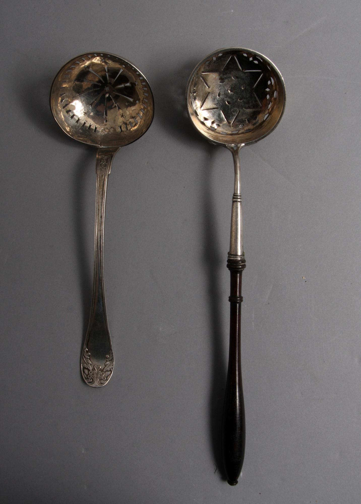 GRÄDDKANNA OCH STRÖSKEDAR, 1+2, silver, 1800-tal.