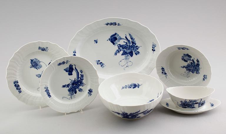 MATSERVIS, 59 delar, porslin, "Blå Blomst", Royal Copenhagen.