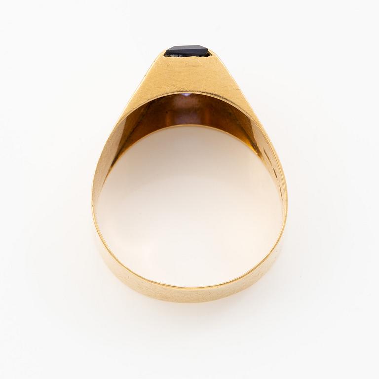 Ring 18K gold with purple stones.