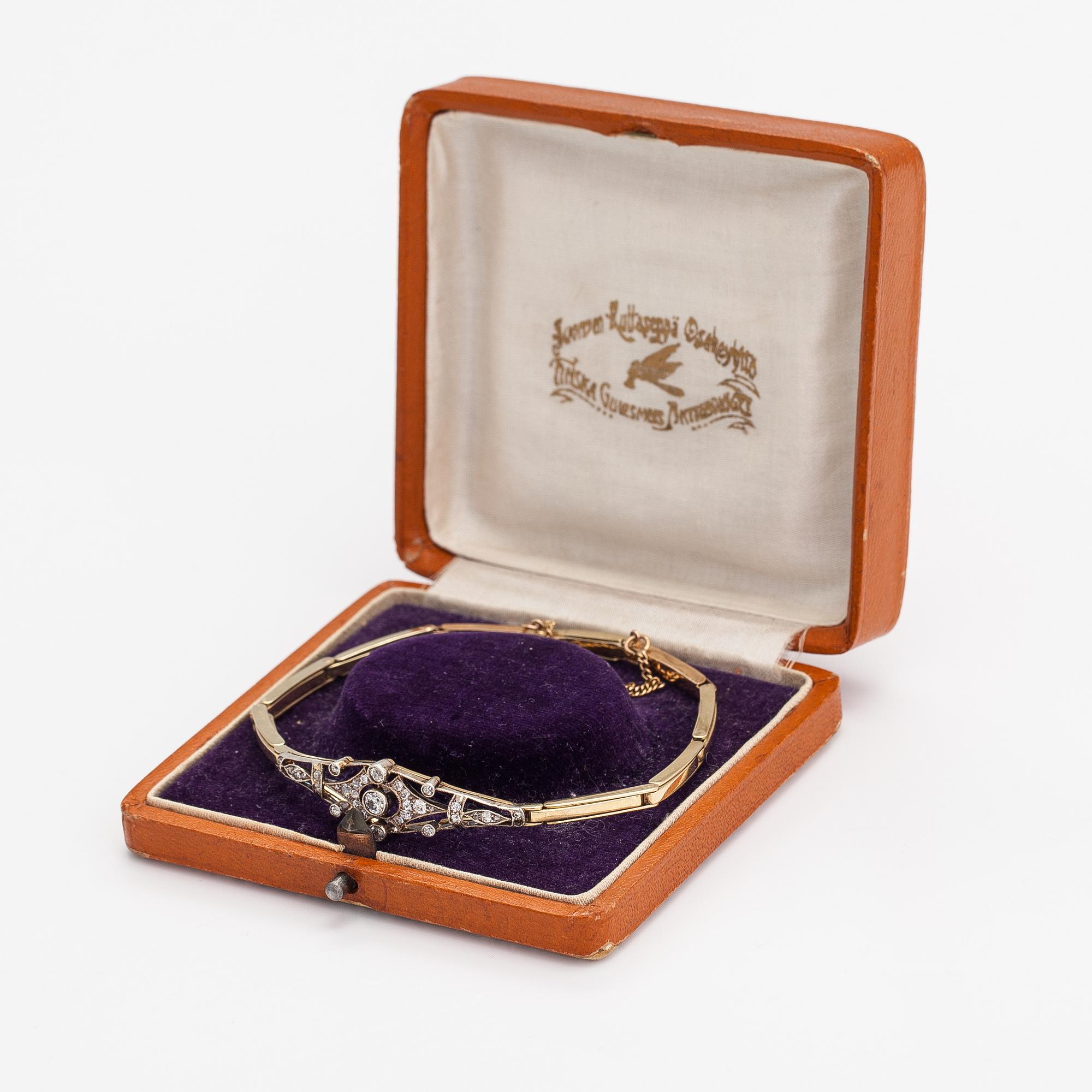 A 14K gold bracelet with old-cut and rose-cut diamonds ca. 1.00 ct in total. St. Petersburg, turn of the 20th century.