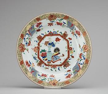 558. A polychrome plate, Qing dynasty (Qianlong 1736-95) .