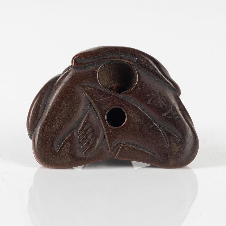 Netsuke, trä, Japan, signerad Gyokkō, 1800-talets senare del.