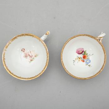 KAFFEKOPP MED FAT, 2 st. Porslin, Meissen samt Meissenliknande märke. Omkring år 1900.