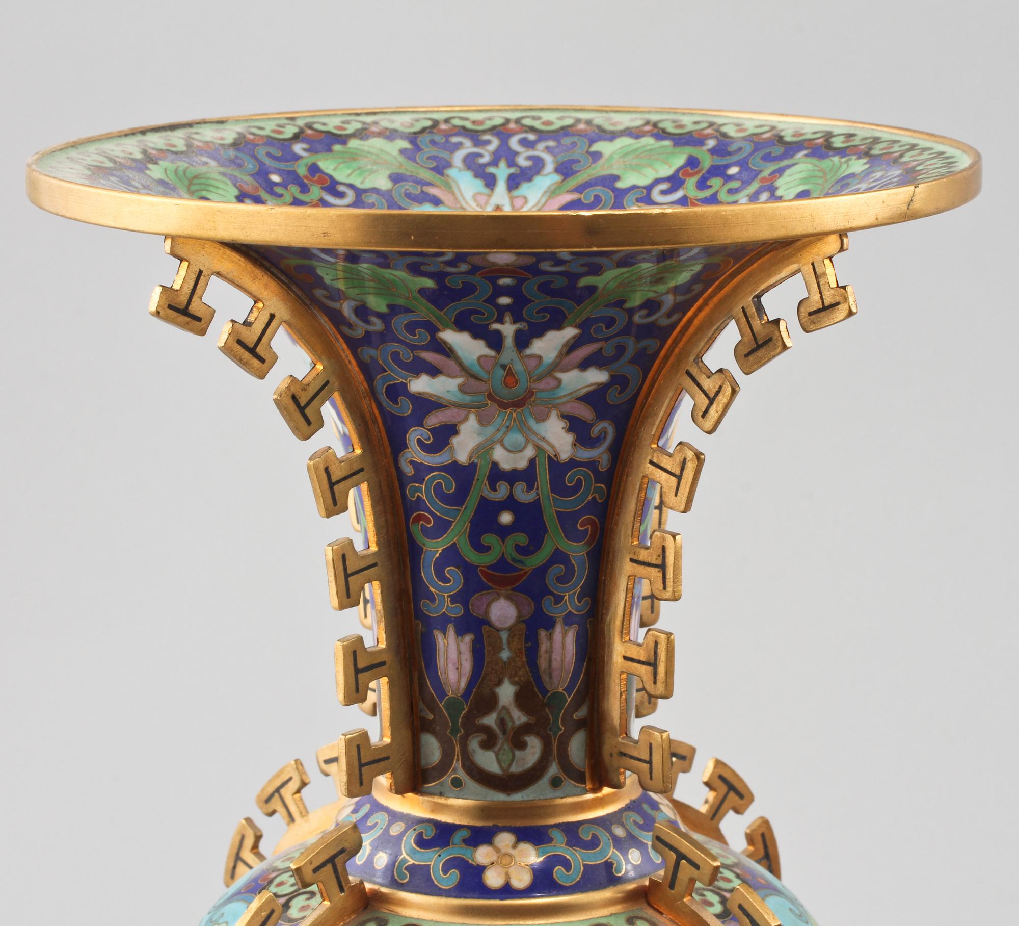 VASER, 3 st, cloisonné, Kina, 1900-tal.