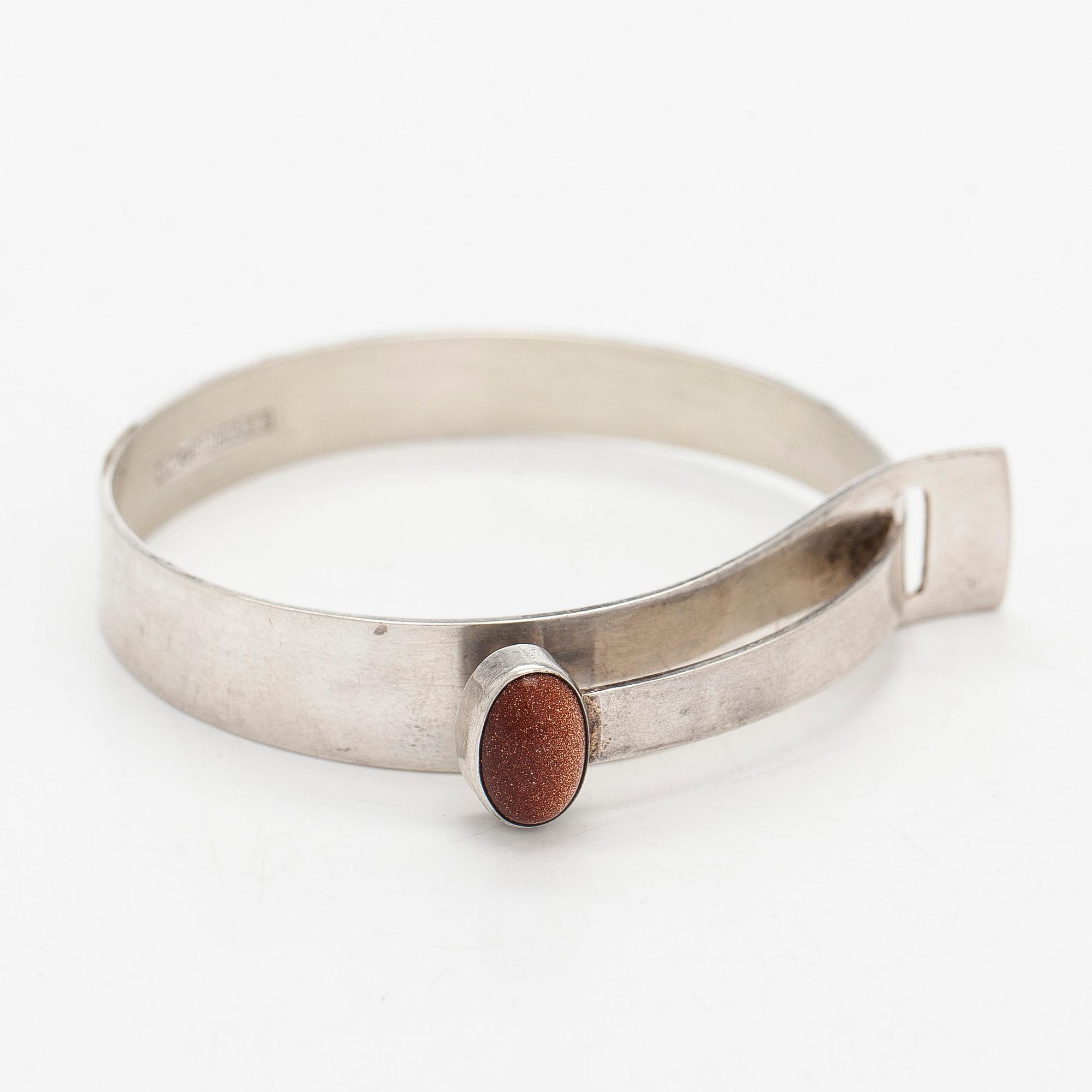 Elis Kauppi, armband, silver och aventuringlas. Kupittaan Kulta, Åbo 1958.