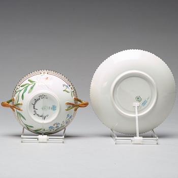 BULJONGKOPPAR med FAT, tre stycken samt FAT, porslin. "Flora Danica", Royal Copenhagen, Danmark, 1900-tal.