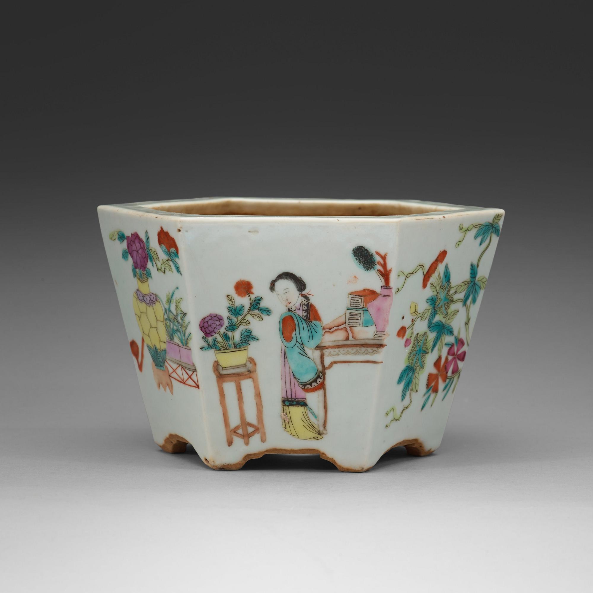 A famille rose flower pot, late Qing dynasty (1644-1912).