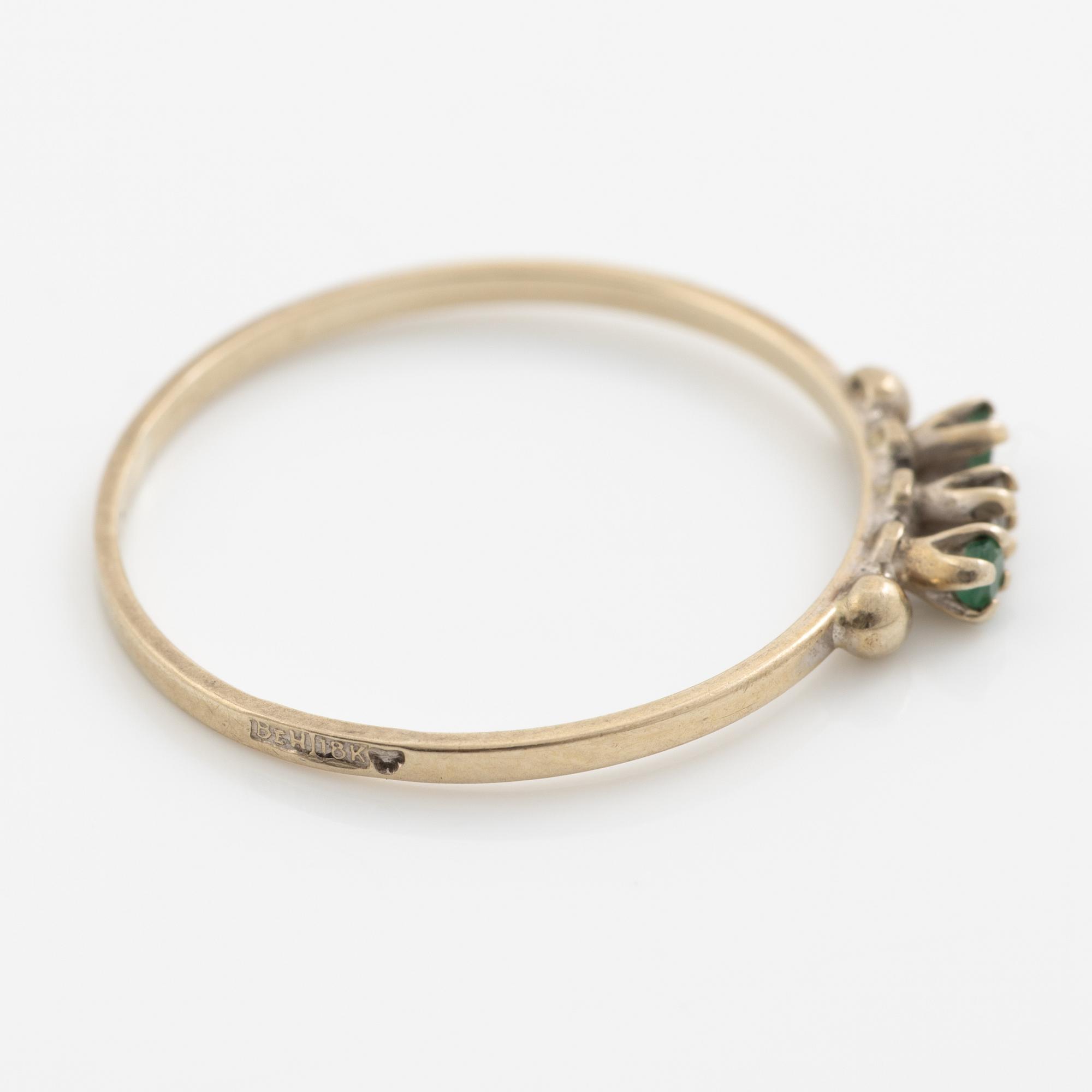 Ringar, 2 stycken, 18K guld med små smaragder och diamanter.