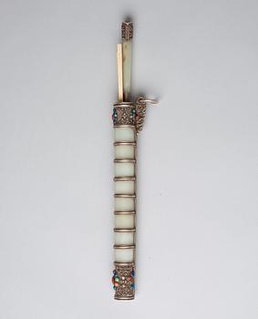 BESTICK, försilvrad koppar med inläggningar. Tibet, 1800-tal. Nefriten med signatur.