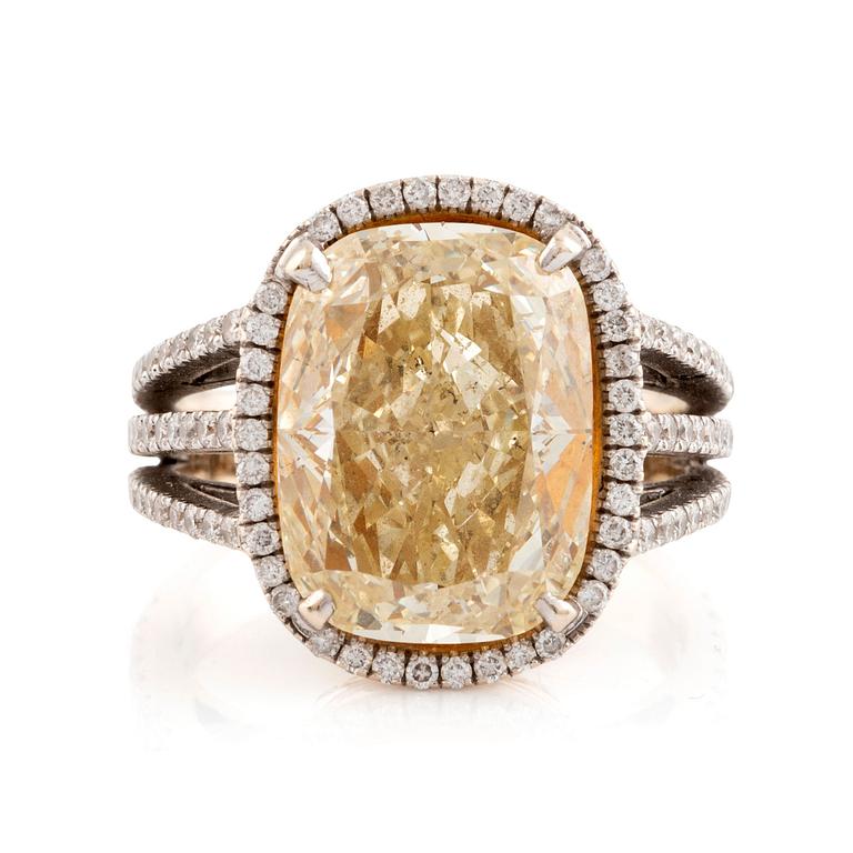 A yellow cushion cut diamond ring, 8.06 ct.