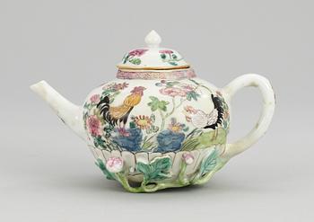 392. A famille rose rooster tea pot, Qing dynasty, Yongzheng (1723-35).