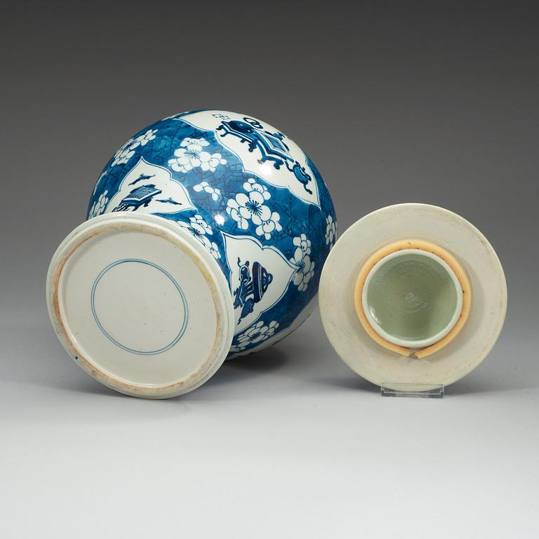 A blue and white jar with cover, Qing dynasty, Kangxi (1662-1722).