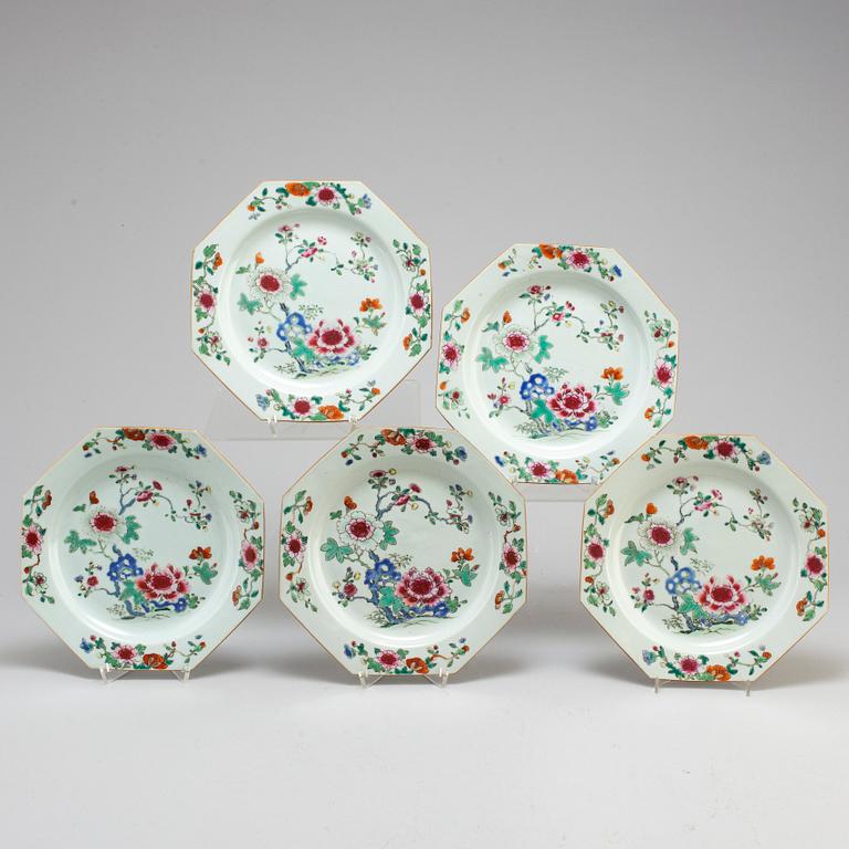 Five famille rose export plates, Qing dynasty, Qianlong (1736-95 ).