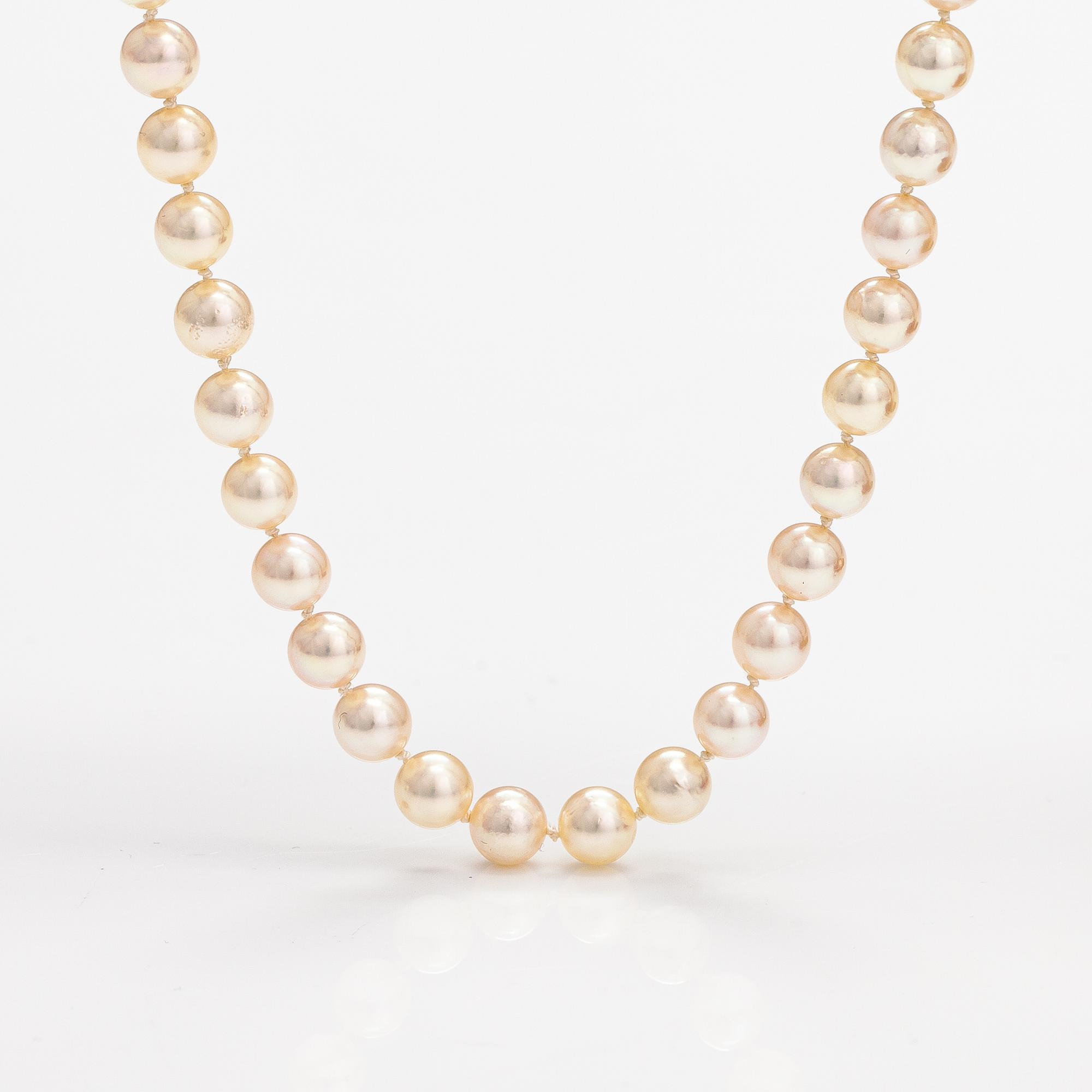 Pärlcollier, odlade pärlor, 14K guld och diamanter ca 0.01 ct tot. Mikimoto, Japan.