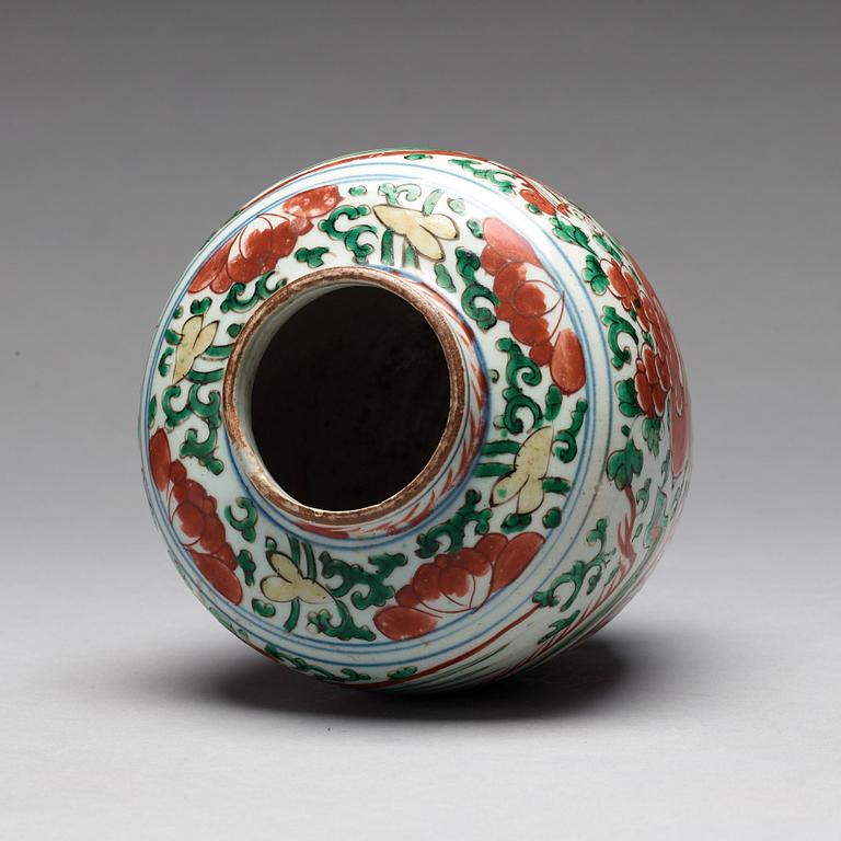 A Transitional wucai jar, 17th Century.
